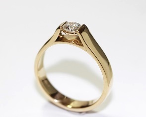 Round brilliant cut diamond in yellow gold ring
