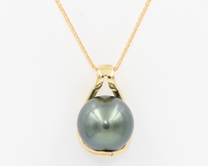 Single black pearl pendant
