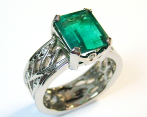 Octagonal emerald lattice ring