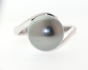 Black south sea pearl cross-over ring