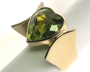 Heart peridot ring